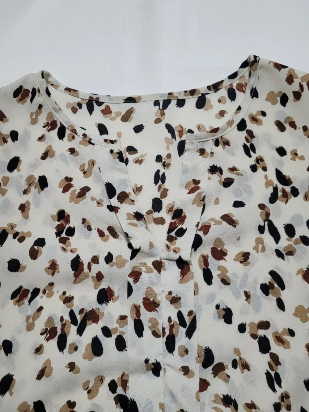Emery Rose Allover Print Notched Neck Blouse Neutral Leopard Lantern Sleeve Top - Picture 3 of 9